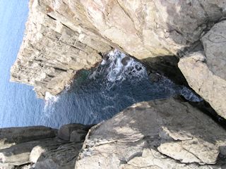 岩に囲まれた海(JPG-37k)